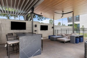 Outdoor dining - Luxury King Bed+Pool+Gym+DowntownATX+Domain+Q2Stadium (Austin)
