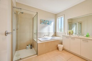Deluxe Townhome, Garden View | Bathroom