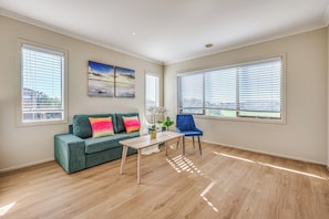 Living area - StayAU Pakenham 5 BRM Oasis Pet-friendly (Pakenham)