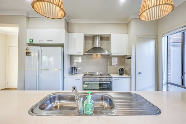 Deluxe Townhome, Garden View | Private kitchen