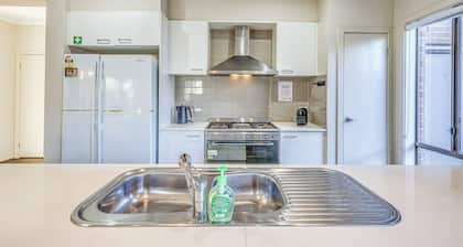 StayAU Pakenham 5 BRM Oasis Pet-friendly