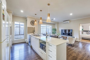 Deluxe Townhome, Garden View | Private kitchen