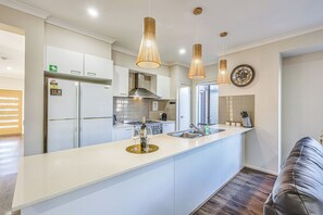Deluxe Townhome, Garden View | Private kitchen