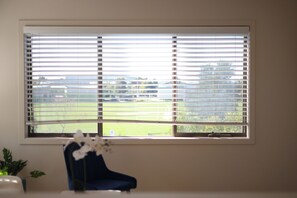 Deluxe Townhome, Garden View | Iron/ironing board, free WiFi - StayAU Pakenham 5 BRM Oasis Pet-friendly (Pakenham)