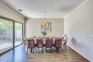 Living area - StayAU Pakenham 5 BRM Oasis Pet-friendly (Pakenham)