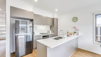 Deluxe Townhome, Garden View | Private kitchen
