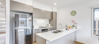 StayAU Fresh Modern 5BR Retreat Netflix in Berwick