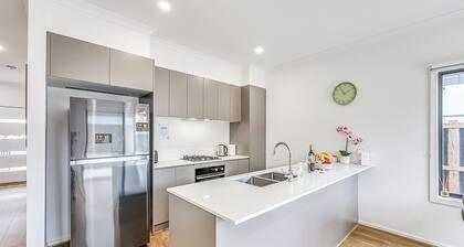StayAU Fresh Modern 5BR Retreat Netflix in Berwick