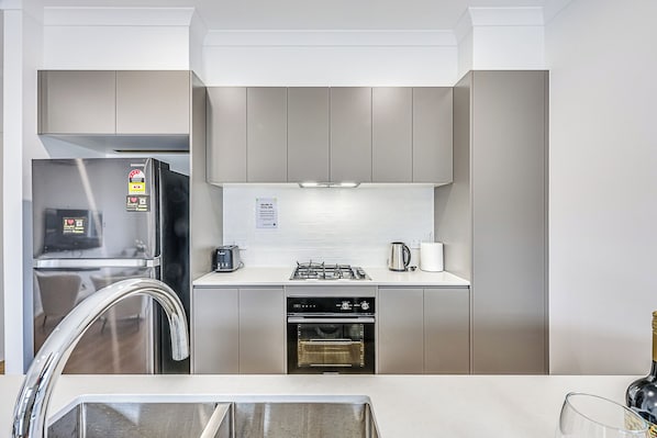 Deluxe Townhome, Garden View | Private kitchen