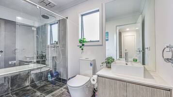 Deluxe Townhome, Garden View | Bathroom