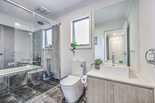 StayAU Fresh Modern 5BR Retreat Netflix in Berwick