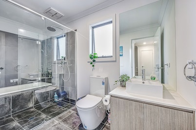 StayAU Fresh Modern 5BR Retreat Netflix in Berwick