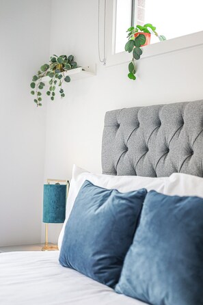 Deluxe Townhome, Garden View | Room amenity - StayAU Fresh Modern 5BR Retreat Netflix in Berwick (Berwick)