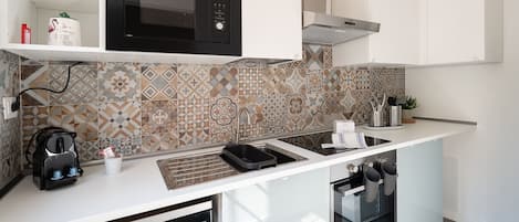 Fridge, oven, stovetop, dishwasher