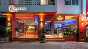 Un hotel moderno con un ingresso ben visibile, una zona reception e un bar.