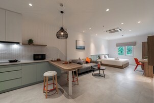 Studio | In-room safe, desk, blackout drapes, iron/ironing board