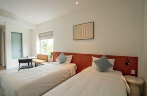 Twin Room | In-room safe, desk, laptop workspace, blackout curtains