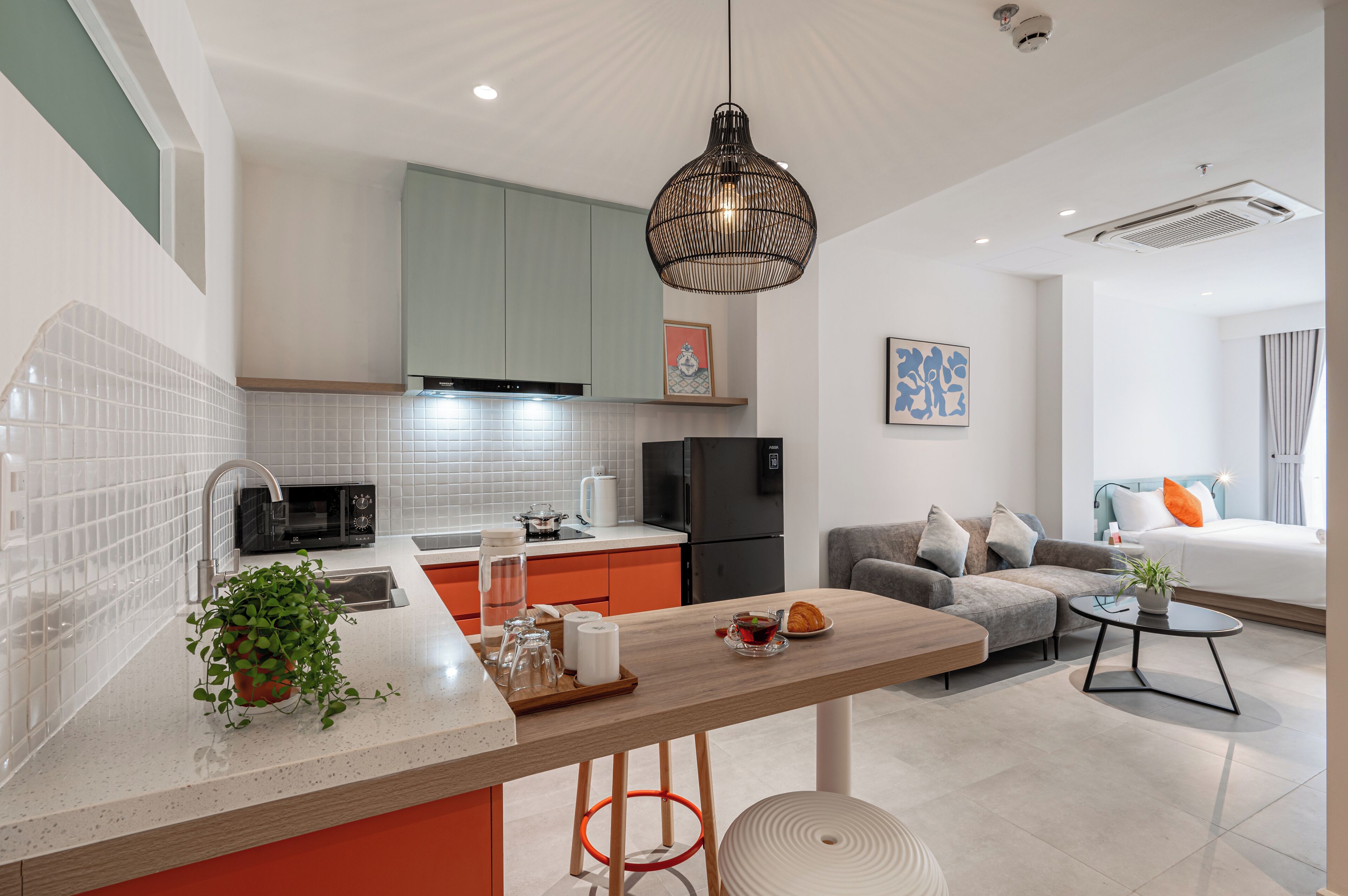 Studio Deluks | Brankas, meja kerja, tirai kedap cahaya, dan setrika/meja setrika