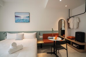 Habitación doble | Caja de seguridad en la habitación y escritorio 