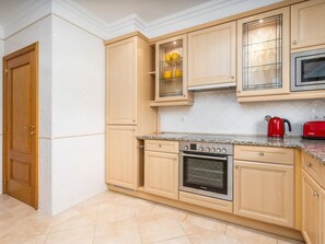 Kühlschrank, Mikrowelle, Ofen, Geschirrspüler