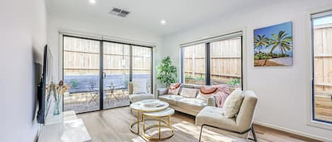 Deluxe Townhome, Garden View | Living area