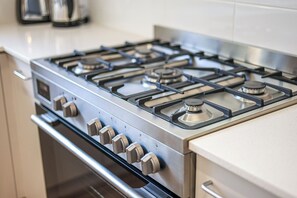 Deluxe Townhome, Garden View | Private kitchen