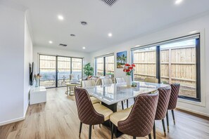 Deluxe Townhome, Garden View | Living area - StayAU Officer Newly 5BRM Homley Villa House (Officer)