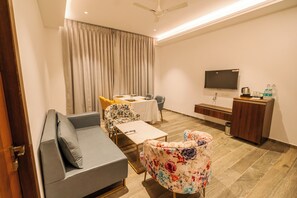 Suite – business | Skrivebord, skrivebord for bærbar PC og wi-fi (inkludert)