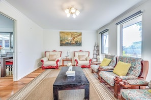 Deluxe Townhome | Living area