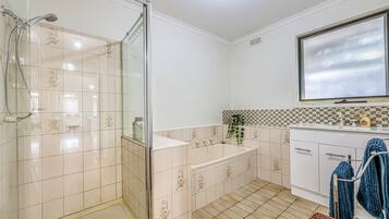 Executive One Bedroom Twin Apartment | Badrum