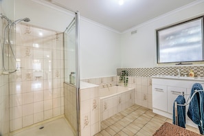 Deluxe Townhome | Bathroom