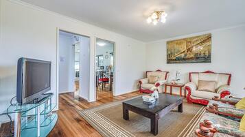 Executive One Bedroom Twin Apartment | Living area