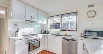 StayAU Newly Modern Comforts 3BRM Home Cranbourne