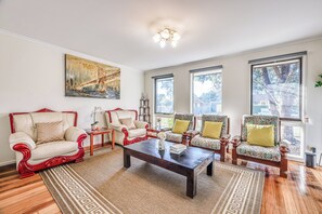 Executive One Bedroom Twin Apartment | Living area