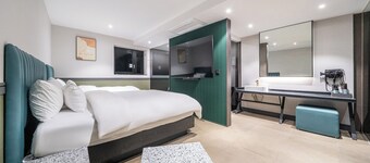 TheWall Hotel