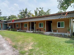 Front of property - Ingna Resort (Pho Prathap Chan)