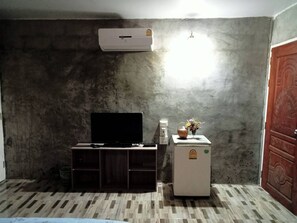 Triple Room | Living area | 32-inch TV with cable channels - Ingna Resort (Pho Prathap Chan)