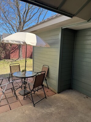 Outdoor dining - Stylish fab 4 Bedroom house near lake Ray Hubbard (Rockwall)