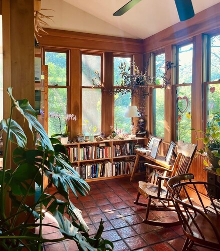 Porch & Pines Cottage with a View