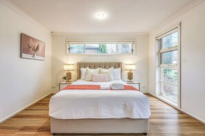 Deluxe Townhome, Garden View | Iron/ironing board, free WiFi - StayAU Newly 8 Beds Spacious Home in Derrimut (Derrimut)