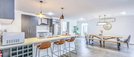 Deluxe Townhome, Garden View | Private kitchen
