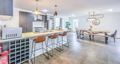 StayAU Newly 8 Beds Spacious Home in Derrimut