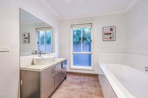 Deluxe Sıra Ev, Bahçe Manzaralı | Banyo
