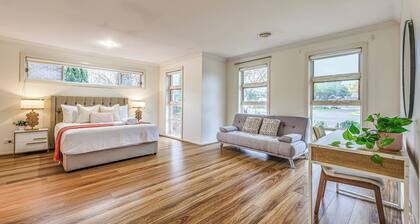 StayAU Newly 8 Beds Spacious Home in Derrimut