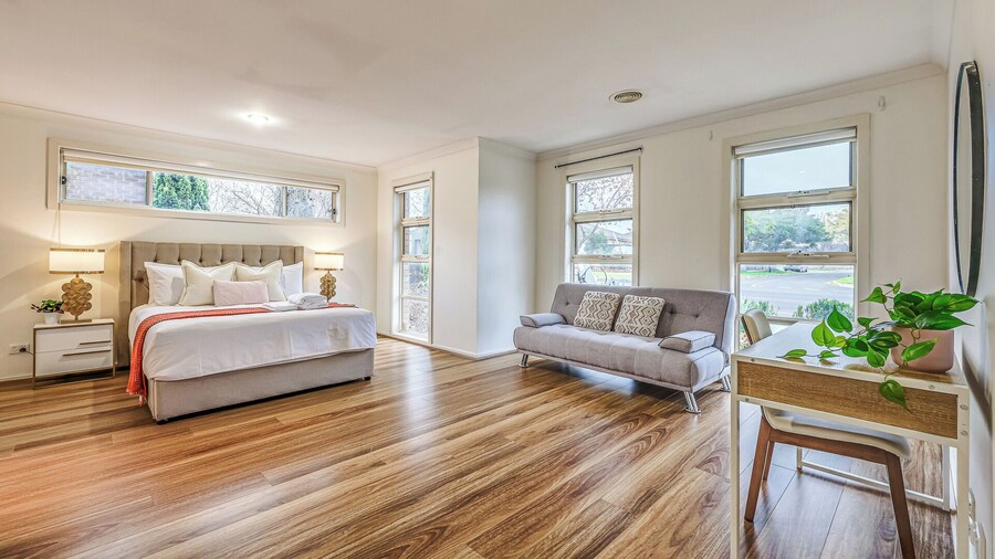 StayAU Newly 8 Beds Spacious Home in Derrimut