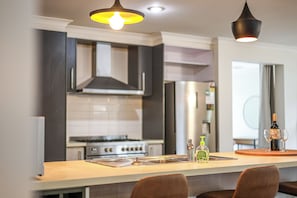 Deluxe Townhome, Garden View | Private kitchen
