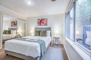 Deluxe-Stadtwohnung, Gartenblick | Bügeleisen/Bügelbrett, kostenloses WLAN