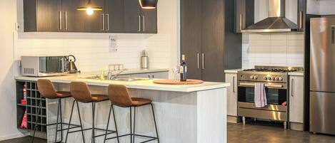 Deluxe Townhome, Garden View | Private kitchen