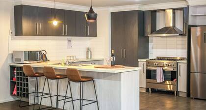 StayAU Newly 8 Beds Spacious Home in Derrimut