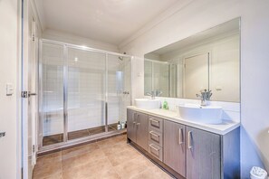 Bathroom - StayAU Newly 8 Beds Spacious Home in Derrimut (Derrimut)